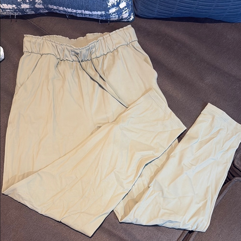 Woman’s light green casual lululemon pant